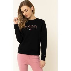Bluza Tommy Jeans Tjw Essential Logo DW0DW07543. Czarne bluzy damskie Tommy Jeans, xs, bez wzorów, z bawełny, bez rękawów, bez kaptura. W wyprzedaży za 319,00 zł.
