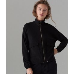 Prążkowana bluza ze stójką - Czarny. Czarne bluzy damskie marki Mohito, s, prążkowane. Za 119,99 zł.