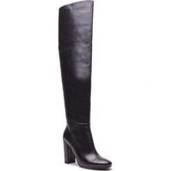Muszkieterki KAZAR - Evelyn 34703-01-00 Black. Czarne kozaki damskie Kazar, ze skóry, przed kolano, na wysokim obcasie, na zamek. W wyprzedaży za 739,00 zł.