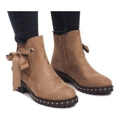 Zamszowe Botki DR1798-64 Khaki. Brązowe botki damskie ButyModne, na jesień, z zamszu, klasyczne, bez obcasa, bez zapięcia. Za 79,00 zł.
