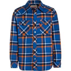 Levi's® NATHY Koszula strong blue. Niebieskie koszule chłopięce Levi's®, s, z bawełny. W wyprzedaży za 175,20 zł.