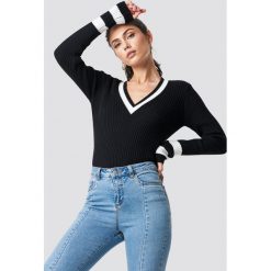 NA-KD Sweter z detalem - Black. Czarne swetry klasyczne damskie marki NA-KD, w paski, z dzianiny, dekolt w kształcie v. Za 121,95 zł.