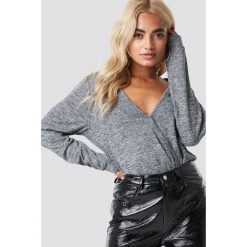 Swetry klasyczne damskie: Rut&Circle Kopertowy sweter - Grey