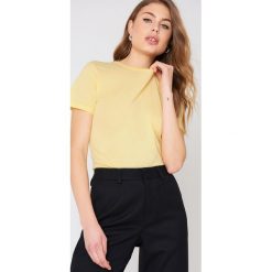 NA-KD Basic T-shirt basic - Yellow. Żółte t-shirty damskie NA-KD Basic, z bawełny, z okrągłym kołnierzem. Za 52,95 zł.