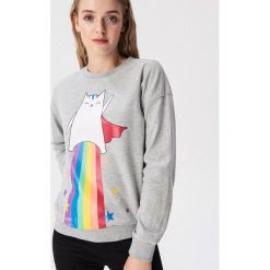 Szara bluza z grafiką - Jasny szar. Szare bluzy damskie Sinsay, s, bez wzorów, bez rękawów, bez kaptura. Za 39,99 zł.