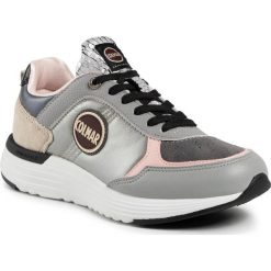 Sneakersy COLMAR - Travis X-1 Moonlight 124 Gray. Szare półbuty damskie Colmar, na co dzień, bez wzorów, z zamszu, bez obcasa, na płaskiej podeszwie, bez zapięcia. W wyprzedaży za 399,00 zł.