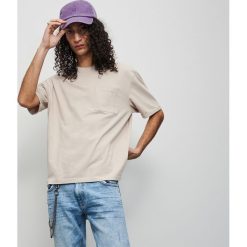 Gladki T-shirt z kieszenią - Beżowy. Brązowe t-shirty męskie Reserved, s, bez wzorów, bez kołnierzyka. Za 49,99 zł.