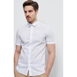 Gładka koszula slim fit - Biały. Białe koszule męskie Reserved, s, bez wzorów, bez kołnierzyka, bez rękawów. Za 99,99 zł.