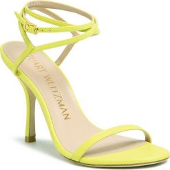 Sandały STUART WEITZMAN - Merinda S5570 Lime. Zielone klapki damskie Stuart Weitzman, bez wzorów, ze skóry, bez obcasa, na obcasie. W wyprzedaży za 1189,00 zł.