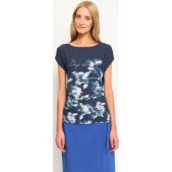 T-shirt krótki rękaw damski z nadrukiem. Niebieskie t-shirty damskie z nadrukiem, z jeansu, eleganckie. W wyprzedaży za 19,99 zł.