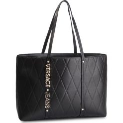 Torebka VERSACE JEANS - E1HTBBL5 71125 899. Czarne torebki klasyczne damskie Versace Jeans, bez wzorów, z jeansu, klasyczne, na ramię, duże, bez dodatków. W wyprzedaży za 419,00 zł.