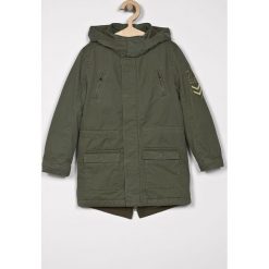 Guess Jeans - Parka dziecięca 118-175 cm. Zielone kurtki chłopięce Guess Jeans, z aplikacjami, z bawełny, długie, z kapturem. W wyprzedaży za 269,90 zł.