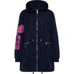 Parka Guess Azure W0GL30 WC4U0. Zielone kurtki damskie Guess, s, z aplikacjami, z poliesteru, bez kaptura. W wyprzedaży za 439,00 zł.