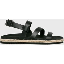 Pepe Jeans - Sandały Bio Jute. Czarne kapcie męskie Pepe Jeans, z jeansu. W wyprzedaży za 179,90 zł.