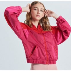 Nylonowa kurtka z kapturem - Czerwony. Czerwone kurtki damskie Cropp, s, bez wzorów, z nylonu, z kapturem. W wyprzedaży za 39,99 zł.