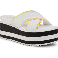 Klapki GUESS - FL6REM FAL19 WHITE. Białe klapki damskie Guess, z aplikacjami, ze skóry ekologicznej, bez obcasa. Za 469,00 zł.