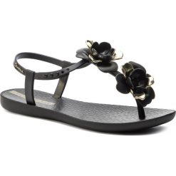 Sandały IPANEMA - Floral Sandal Fem 82662 Black/Gold 20903. Czarne klapki damskie Ipanema, z aplikacjami, z tworzywa sztucznego, bez obcasa. W wyprzedaży za 89,00 zł.