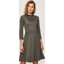 Calvin Klein - Sukienka. Szare sukienki damskie Calvin Klein, na co dzień, s, bez wzorów, z wiskozy, casualowe, z okrągłym kołnierzem, bez rękawów, midi, rozkloszowane. Za 579,90 zł.