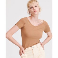 T-shirt z dekoltem w serek - Beżowy. Brązowe t-shirty damskie Reserved, s, bez wzorów, z dekoltem w serek. Za 39,99 zł.