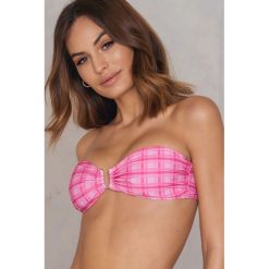 Stroje dwuczęściowe damskie: NA-KD Swimwear Góra od bikini bez ramiączek z metalową sprzączką – Pink