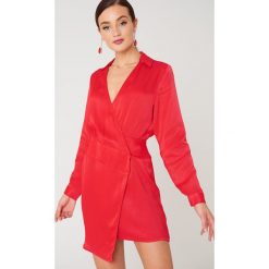 Sukienki: NA-KD Exclusive Asymetryczna sukienka koszulowa – Red