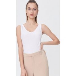 Top basic - Biały. Białe topy damskie Sinsay, s, bez wzorów, bez kołnierzyka. Za 14,99 zł.