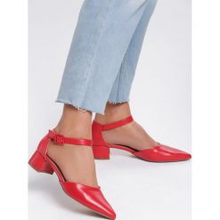 Czerwone Czółenka Closeout. Czerwone czółenka damskie Inny, bez wzorów, ze szpiczastym noskiem, bez obcasa. Za 64,99 zł.
