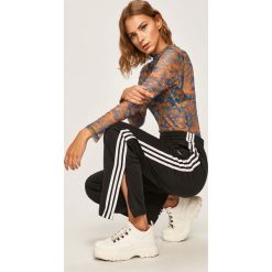 Adidas Originals - Spodnie. Czarne spodnie materiałowe damskie adidas Originals, s, bez wzorów, z poliesteru. W wyprzedaży za 179,90 zł.
