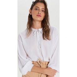 Bluzka z wiskozy - Kremowy. Białe bluzki damskie Cropp, s, bez wzorów, z wiskozy, bez kołnierzyka, bez rękawów. Za 79,99 zł.