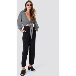 Spodnie z wysokim stanem: NA-KD Trend Luźne spodnie garniturowe – Black