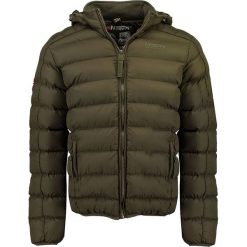 Kurtka zimowa "Bombe" w kolorze khaki. Brązowe płaszcze męskie Geographical Norway Men, na zimę, m, bez wzorów, bez kaptura. W wyprzedaży za 279,95 zł.