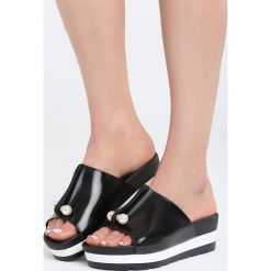 Czarne Klapki Heather. Brązowe crocsy damskie marki Born2be, z materiału, na koturnie. Za 89,99 zł.