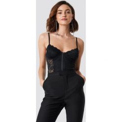 NA-KD Lingerie Koronkowy gorset - Black. Czarne gorsety damskie marki NA-KD Lingerie, z haftami, z materiału. Za 100,95 zł.