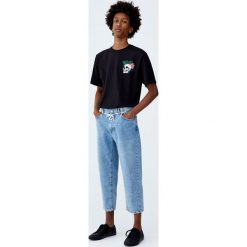 Koszulka z haftowaną czaszką w tropikalnym stylu. Koszulki męskie Pull&Bear. Za 59,90 zł.