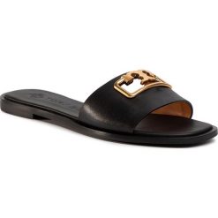 Klapki TORY BURCH - Selby Slide 63527 Perfect Black 006. Czarne klapki damskie Tory Burch, z aplikacjami, ze skóry, bez obcasa, na obcasie. W wyprzedaży za 789,00 zł.