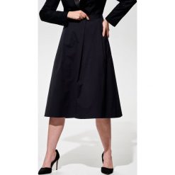 Elegancka spódnica midi - Czarny. Czarne spódniczki damskie Reserved, bez wzorów, eleganckie, midi. W wyprzedaży za 89,99 zł.