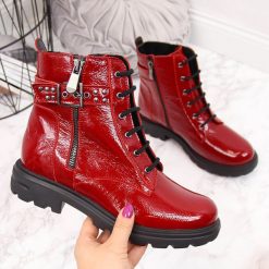 Botki skórzane workery lakierowane czerwone Dolce Pietro - czerwony. Czerwone botki damskie Dolce Pietro, z lakierowanej skóry, bez obcasa, bez zapięcia. Za 289,99 zł.