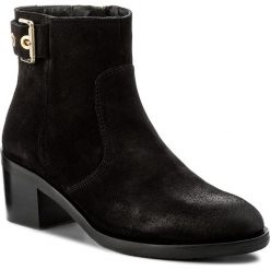 Botki TOMMY HILFIGER - Parson 13B FW0FW01957 Black 990. Czarne botki damskie skórzane marki TOMMY HILFIGER, z okrągłym noskiem, na obcasie. W wyprzedaży za 399,00 zł.