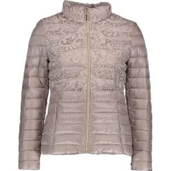 Kurtka w kolorze beżowym. Brązowe kurtki damskie pikowane marki Cashmere & Jackets, s, w koronkowe wzory, z koronki, bez kaptura. W wyprzedaży za 212,95 zł.