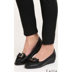 Czarne Koturny Petrichor. Czarne buty ślubne damskie marki Born2be, z materiału, na wysokim obcasie, na koturnie. Za 59,99 zł.