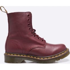 Dr Martens - Botki Pascal. Szare botki damskie na obcasie marki Dr. Martens, z materiału, na sznurówki. W wyprzedaży za 499,90 zł.