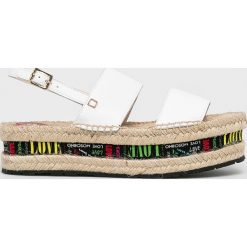 Love Moschino - Sandały. Białe klapki damskie Love Moschino, bez wzorów, ze skóry, bez obcasa, na obcasie. W wyprzedaży za 479,90 zł.