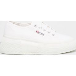 Superga - Tenisówki. Białe trampki i tenisówki damskie Superga, bez wzorów, z gumy, na sznurówki. W wyprzedaży za 189,90 zł.