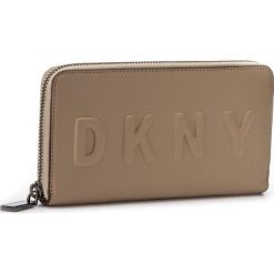 Duży Portfel Damski DKNY - Slgs Debossed Logo R172440605 Nude. Brązowe portfele damskie DKNY, bez wzorów, ze skóry. W wyprzedaży za 409,00 zł.