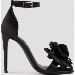 Galore x NA-KD Szpilki z ozdobnymi różami - Black. Czarne szpilki Galore x NA-KD, w paski, na wysokim obcasie. W wyprzedaży za 80,98 zł.