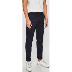 Tommy Hilfiger - Spodnie. Niebieskie spodnie męskie TOMMY HILFIGER, na co dzień, bez wzorów, z elastanu, casualowe. W wyprzedaży za 359,90 zł.