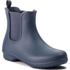 Kalosze CROCS - Freesail Chelsea Boot W 204630 Navy/Navy. Niebieskie kalosze damskie Crocs, bez wzorów, z tworzywa sztucznego, bez obcasa. W wyprzedaży za 169,00 zł.