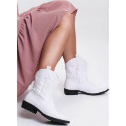 Białe Botki Brunette. Białe botki damskie Inny, bez obcasa, na płaskiej podeszwie, bez zapięcia. Za 139,99 zł.