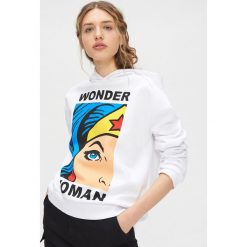 Bluza Wonder Woman - Biały. Białe bluzy damskie Cropp, s, bez wzorów, bez rękawów, bez kaptura. W wyprzedaży za 54,99 zł.