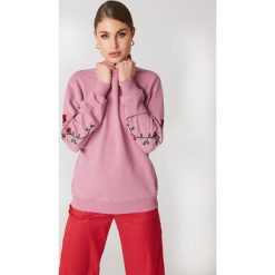 NA-KD Bluza z wyszywanymi różami na rękawach - Pink. Różowe bluzy damskie NA-KD, z bawełny, długie. W wyprzedaży za 93,77 zł.